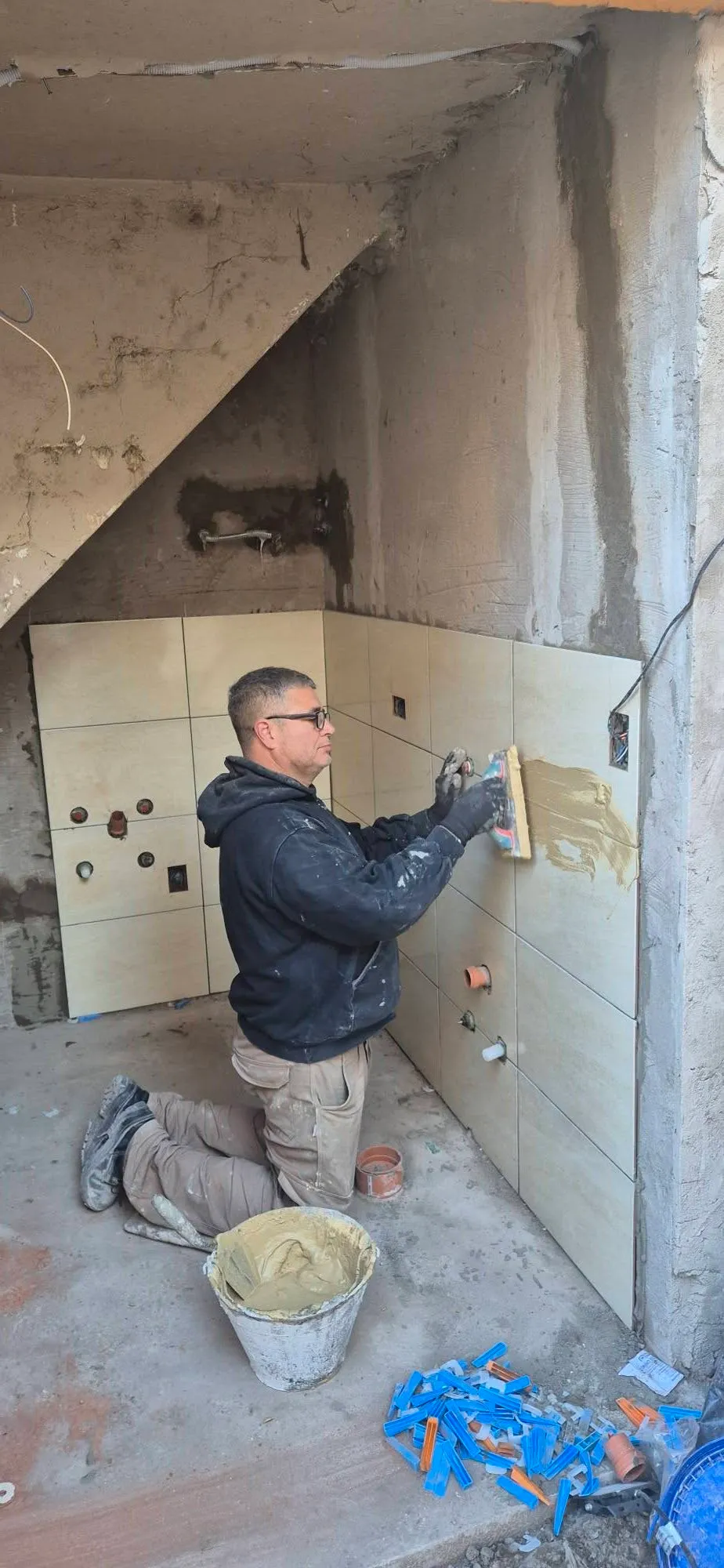Colocación de revestimiento cerámico en una obra de db Construcción & Arquitectura