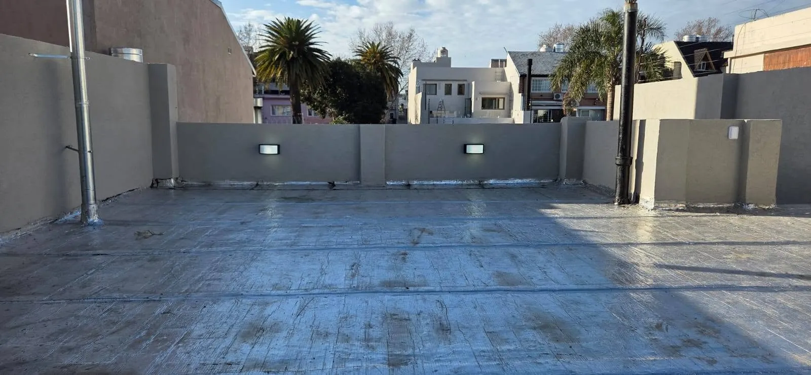 Terraza con losa impermeabilizada y muros revocados con luces exteriores
